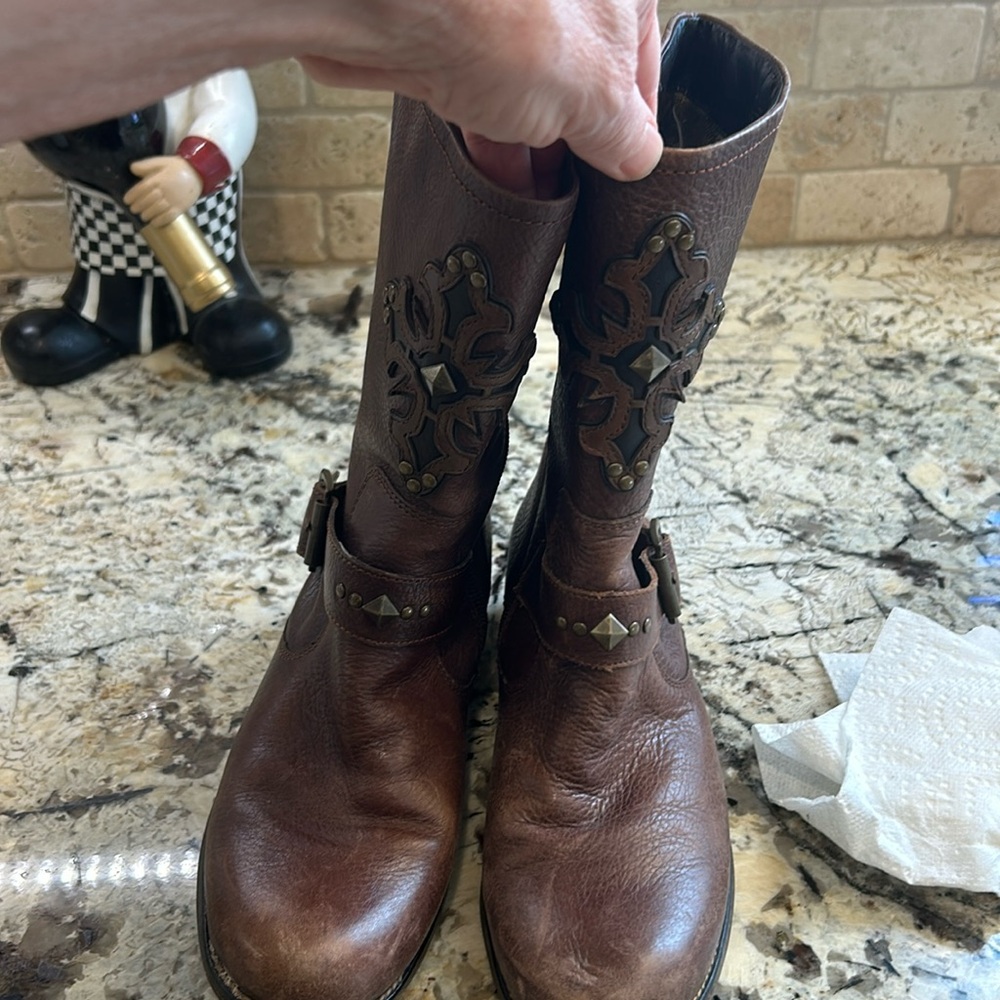 Woman’s leather Roba boot!